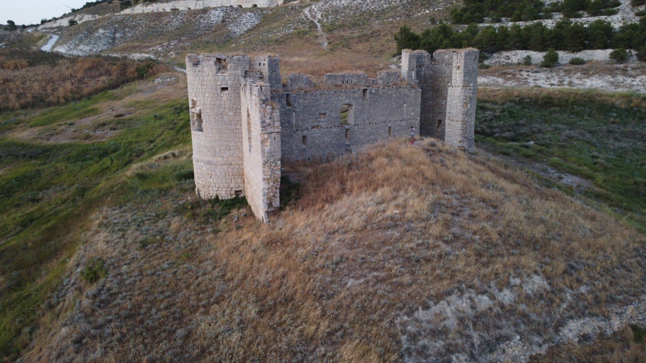 Conserva en el muro Norte, prácticamente enterrada, una puerta con arco de medio punto que quizá hizo las veces de poterna. En el interior, la zona central del castillo se encuentra rellena de escombros.